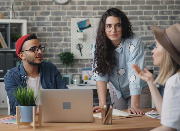 Pensamos fora da caixa \ e seguimos o processo [de trabalho]